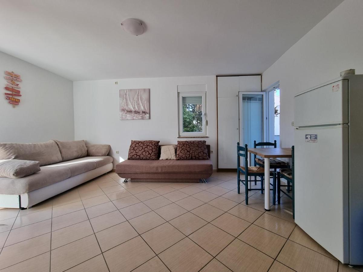 Apartment Aqua Near The Novalja